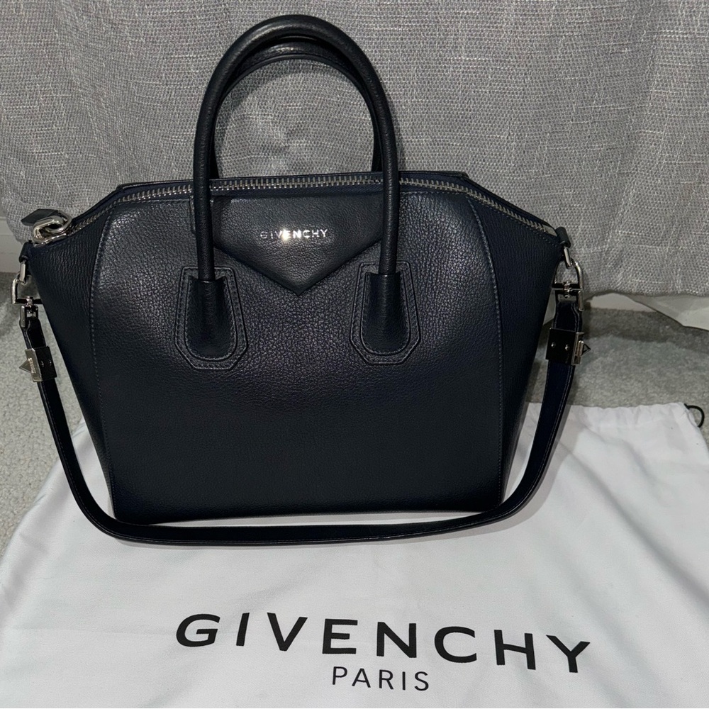 Givenchy Medium Antigona bag in Navy